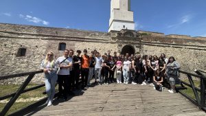 Read more about the article Дводневна наградна екскурзија у Војводини за памћење – ученици обишли Сомбор и Нови Сад