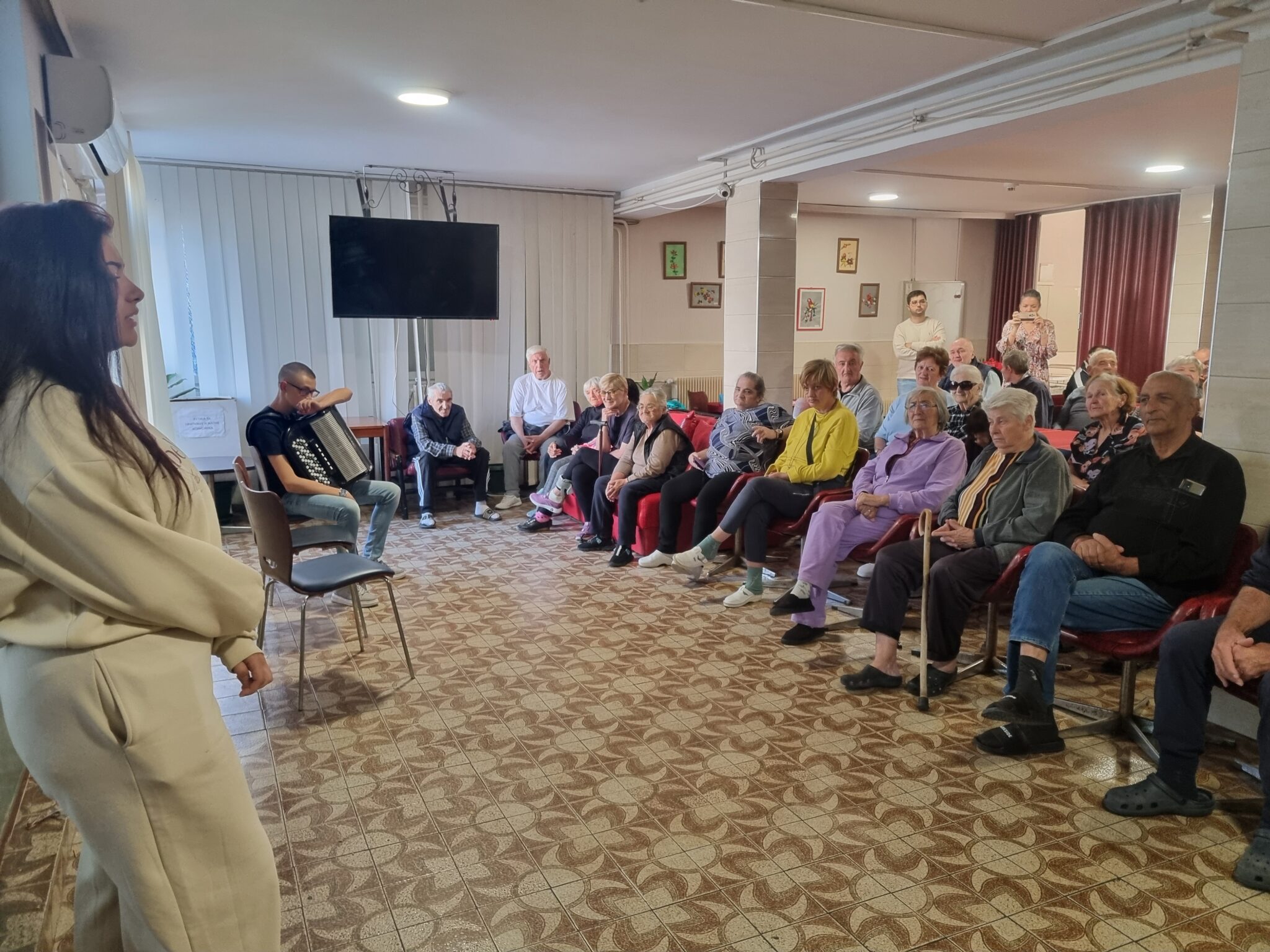 Прочитајте више о чланку Наши домци у посети Геронтолошком центру „Јеленац“ поводом Међународног дана старих особа